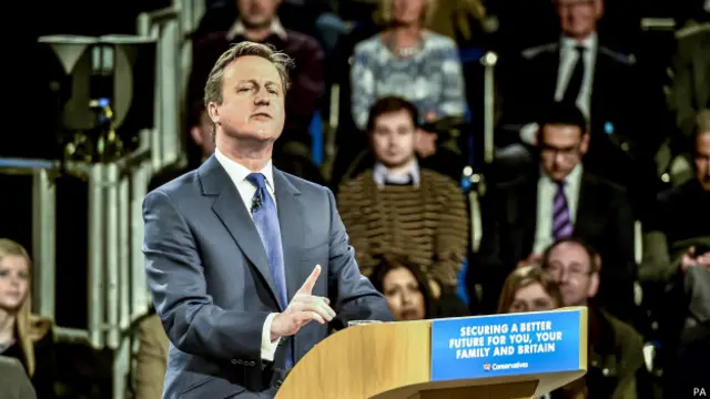 在英国与欧盟的关系问题上，卡梅伦希望在2017年就英国是否退出欧盟举行公投。