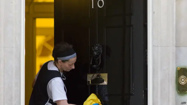 工作人员清洁唐宁街10号