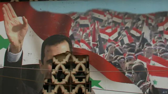 İsyancılar İdlib'deki Beşar Esad posterlerini tahrip etti
