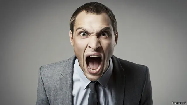Злой бизнесмен кричит