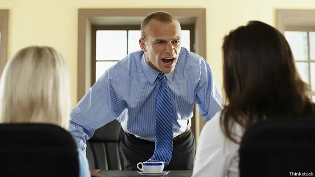 Начальник отчитывает подчиненных