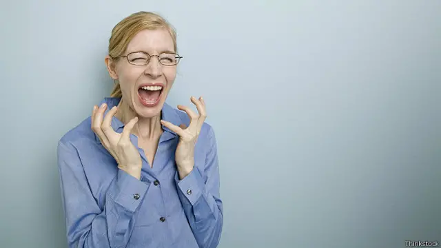 Девушка кричит от страха