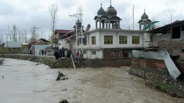 بھارت کے زیرانتظام کشمیر میں دریائے جہلم میں پانی سطح بڑھ جانے کے بعد حکومت نے سیلابی صورتحال کا اعلان کردیا ہے