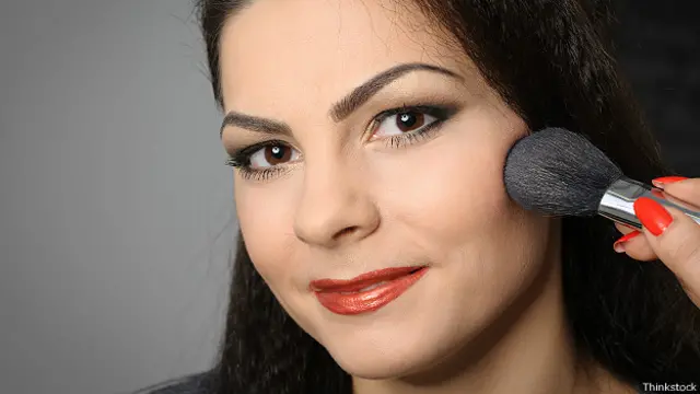 Накладывая мейкап