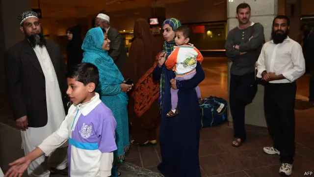 اتوار کی رات پی آئی اے کا طیارہ یمن کے شہر حدیدہ سے 503 پاکستانیوں کو لے کر وطن واپس پہنچا تھا جبکہ یمن میں موجود دیگر پاکستانیوں کو ایک جگہ اکھٹا کرنے کی کوششیں کی جا رہی ہیں