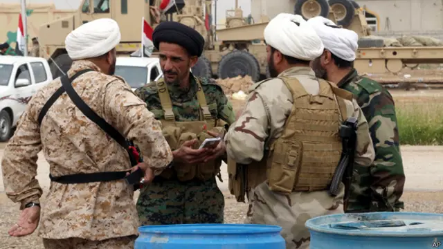 عناصر من الميليشيات الشيعية في تكريت يوم الأحد 29 مارس / آذار. 