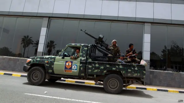 ’جب بھی فوجی طیاروں کی بمباری ہوتی ہے تو یمنی باشندے ان کی بیرکوں میں گھس کر پاکستانی قیدیوں پر تشدد کرنا شروع کردیتے ہیں‘