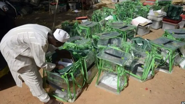  د نايجريا اوسنی ولسمشر ګوډلک جانتن ، د پخواني پوځي حکمران محمدو بوهاري له قوي سيالۍ سره مخامخ دی