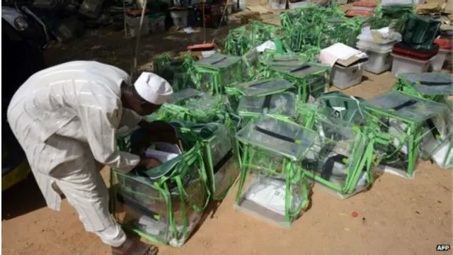 ان انتخابات میں نئی کارڈ ریڈنگ مشینیں متعارف کروائی گئی ہیں، تاہم بعض مشینوں میں خرابی کی وجہ سے لوگوں کو انتظار کرنا پڑا