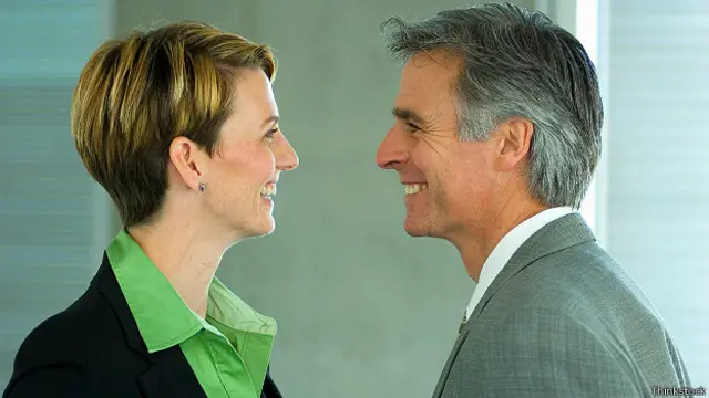 Коллеги улыбаются друг другу