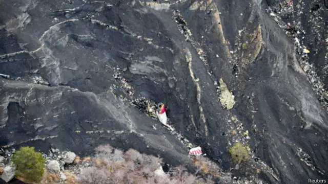 بقایای هواپیمای سقوط کرده در دامنه آلپ فرانسه