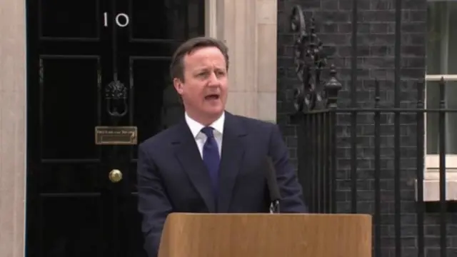 卡梅倫在唐寧街外敦促選民為自己投票