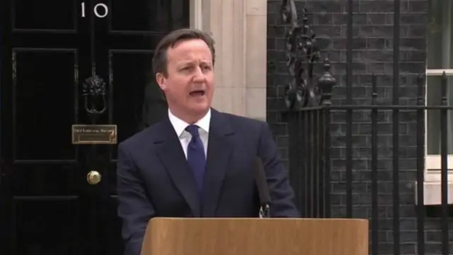 卡梅伦在唐宁街外敦促选民为自己投票。