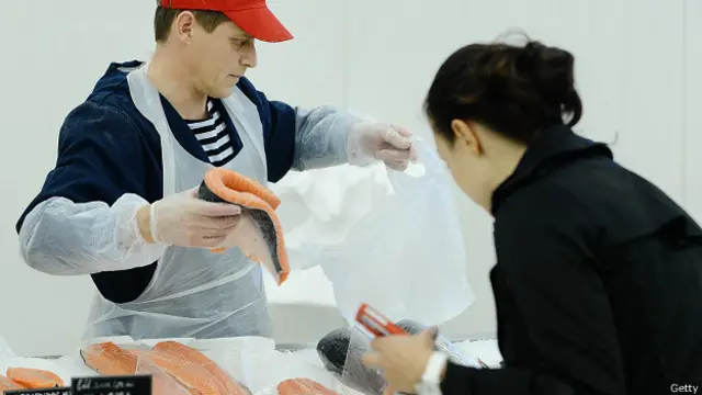 Продавец рыбы в супермаркете в Москве
