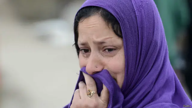 कश्मीरी महिला रोती हुई