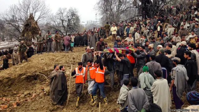 कश्मीर, श्रीनगर, एक लाश को ले जाते लोग