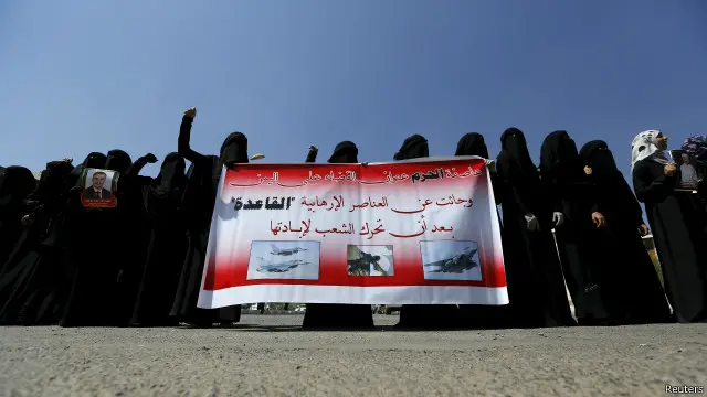 نساء مشاركات في مسيرة مؤيدة للحوثيين في جامعة صنعاء ترفض الغارات السعودية داخل اليمن.