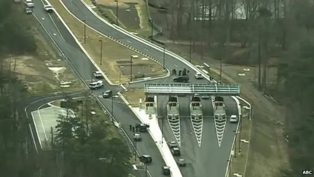 從直升飛機上拍攝的錄像顯示，兩輛汽車停在一個靠近國家安全局大門的交叉路口