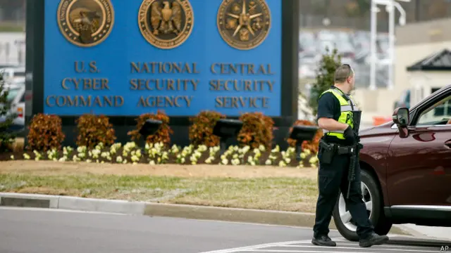 Військовий скеровує машини в об'їзд після інциденту