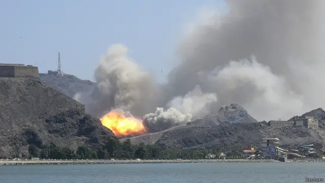 حملات هوایی نیروهای ائتلاف به رهبری عربستان به مواضع شورشیان حوثی