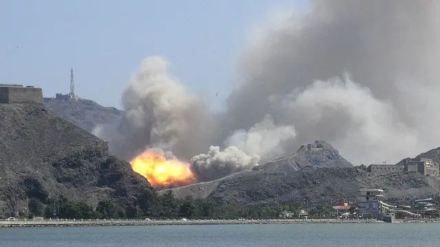 یمن میں جاری سعودی عرب کی فضائی بمباری کا ایک منظر