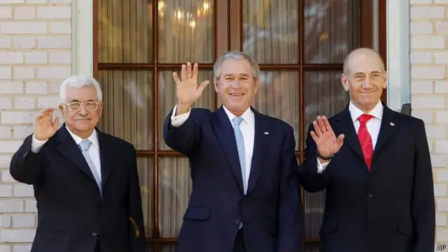 Эхуд Ольмерт (справа) с Джорджем Бушем и Махмудом Аббасом