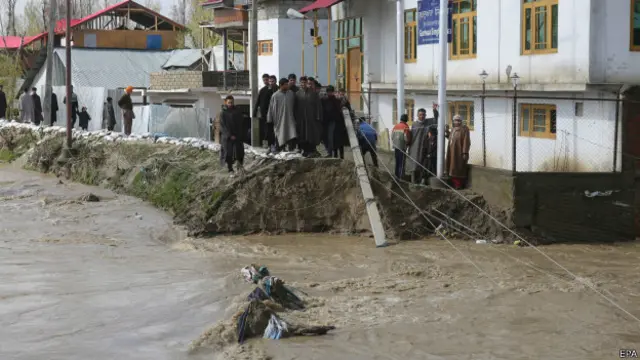 پولیس کے مطابق مٹی کا تودہ سری نگر سے 15 کلومیٹر دور واقعے چاڈورہ نامی علاقے میں مکانات پر گرا
