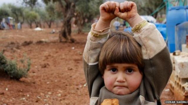 Foto bocah Suriah yang disebarkan melalui media sosial itu diabadikan seorang fotografer di kamp pengungsian.