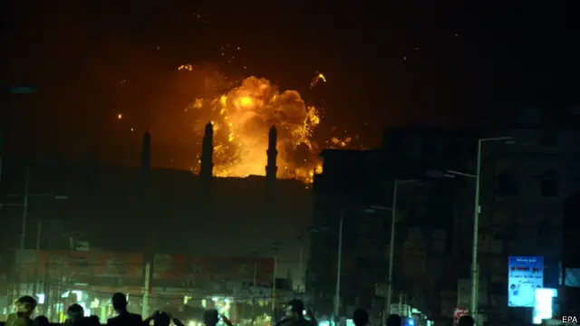 قال التحالف أن جزء من الغارات الجوية استهدفت "مخازن ذخيرة" للحوثيين