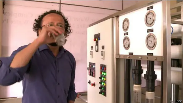 شاہ زیب جیلانی شمسی توانی سے چلنے والے آر او پلانٹ کے پانی کا مزا چکھتے ہوئے