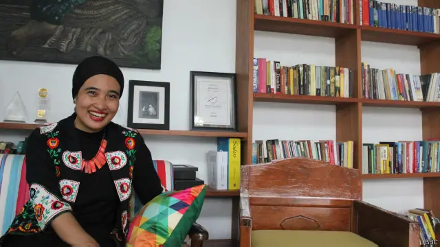 Okky Madasari meyakini bahwa ketika dirinya menulis karya sastra harus bisa menggugah kesadaran pembacanya.