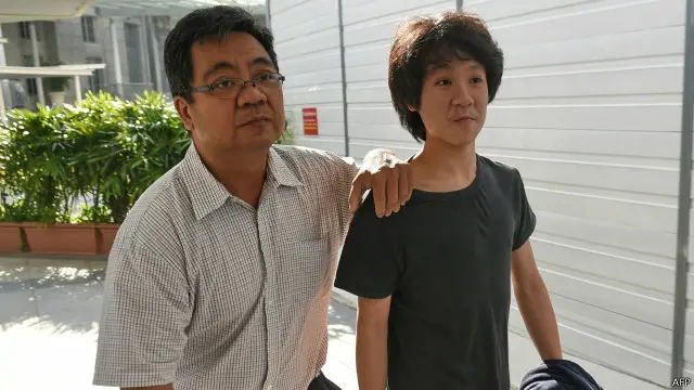 星期二，余澎杉在父母陪同下在新加坡地方法院出庭，并正式被控以三项罪名