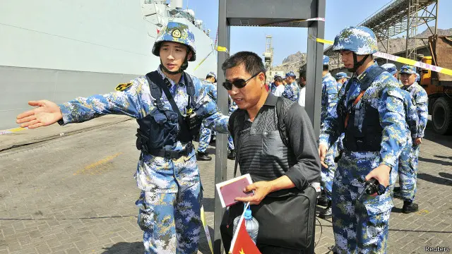جنود البحرية الصينية يجلون مواطنين صينيين عبر ميناء عدن جنوبي اليمن. 