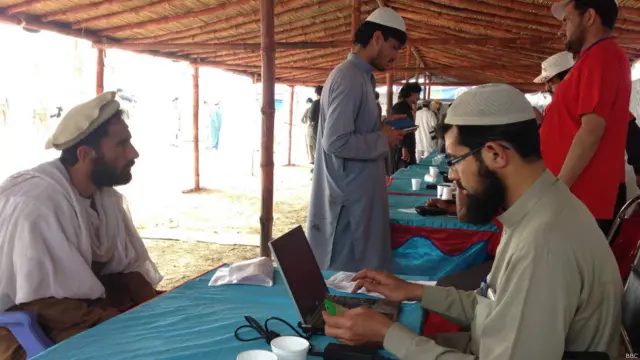 پہلے مرحلے میں منگل کو خیبر پختونخوا کے شہر بنوں سے شامیری قبائل کے ارکان واپس روانہ ہوئے ہیں۔