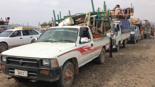 بنوں سے پہلے دن 62 سے زیادہ خاندانوں کے 219 افراد اپنے آبائی علاقوں کو واپس گئے ہیں اور انھیں فوج کی نگرانی میں روانہ کیا گیا ہے۔