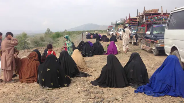 واپس جانے والے ہر خاندان کو 35 ہزار روپے اور ایک ماہ کا راشن بھی دیا جا رہا ہے۔