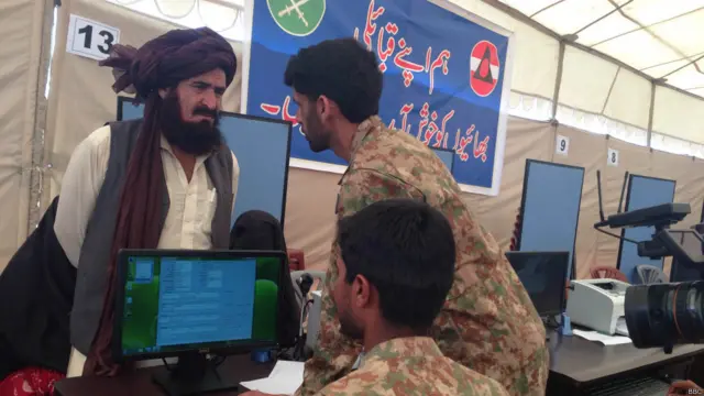 متاثرین کی شمالی وزیرستان واپسی سے قبل حکومت کی جانب سے ایک سماجی معاہدہ کیا ہے جس میں میں کہا گیا ہے کہ مقامی رسم و رواج اور قبائلی علاقوں کے قانون ایف سی آر کے علاوہ آئین پاکستان کے بھی پابند ہوں گے۔