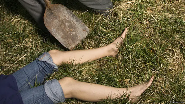 Лопата и мертвое тело