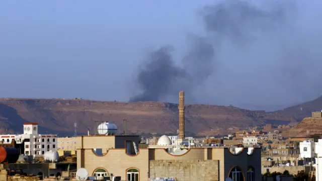 Husilere ait olduğu belirtilen askeri kamptaki silah deposu hava bombardımanına hedef oldu
