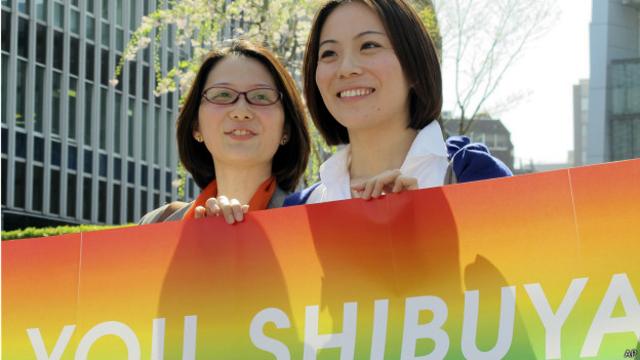 Una pareja de japonesas celebra la decisión de Shibuya