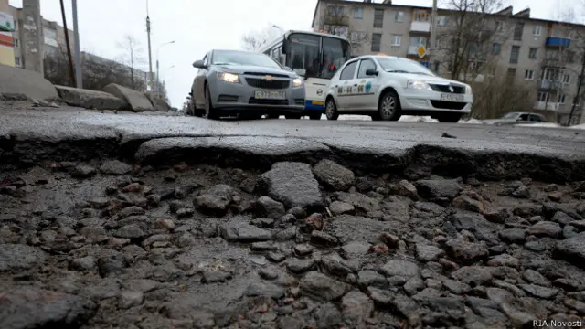 Автомобили едут по разбитому дорожному покрытию Московской улицы в Великом Новгороде