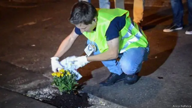 Активист сажает в яму цветы