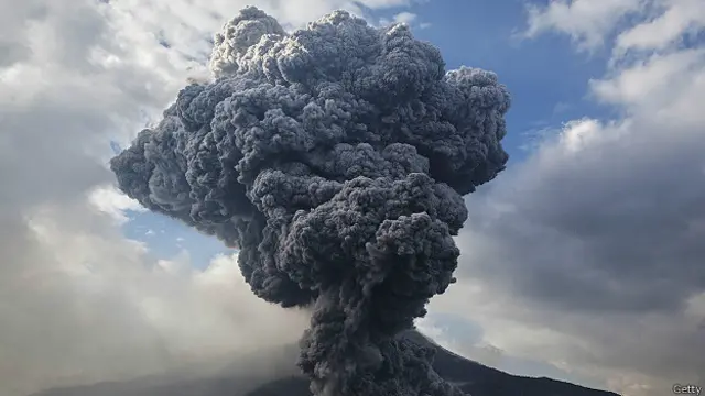 Извержение вулкана на Суматре, Индонезия