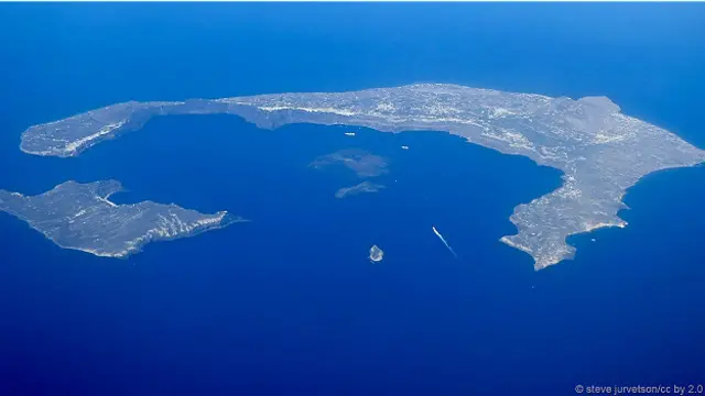 Лагуна на месте вулкана Санторин