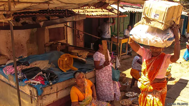 महिला कुली