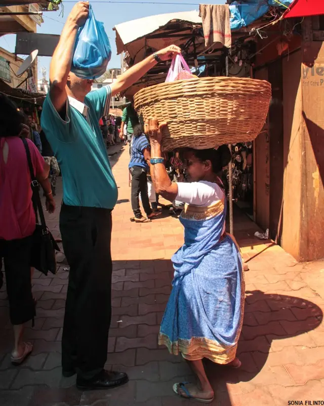 महिला कुली