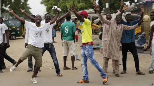 Прихильники генерала Бухарі святкують його перемогу