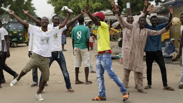 جنرل بخاری کے حامی اپنے رہنما کی جیت کی خبر سن کر سڑکوں پر نکل آئے