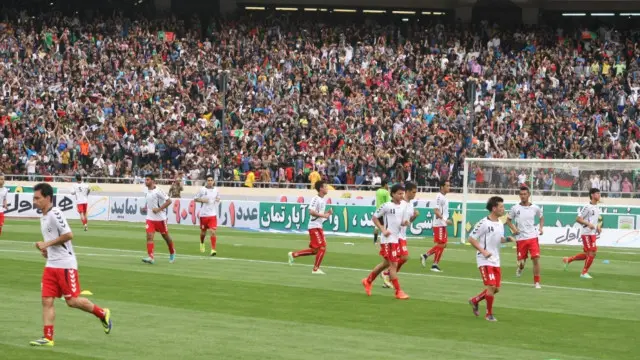 نمایی از بازی دو تیم امید افغانستان و ایران در ورزشگاه آزادی
