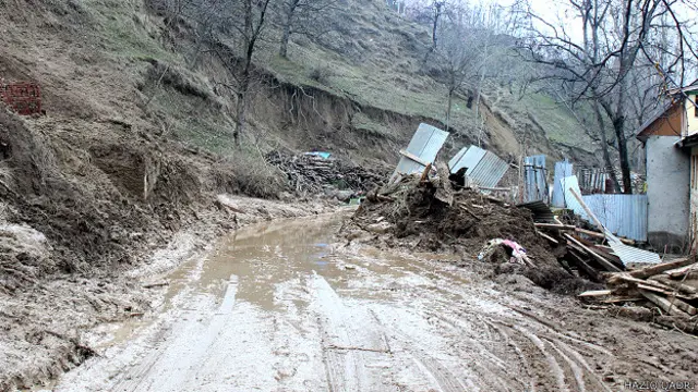 भूस्खलन की वजह से गांव का संपर्क अन्य जगहों से कट गया.